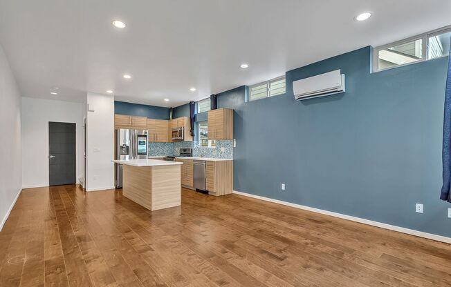 Modern Townhouse with Rooftop Deck & Bay Views!
