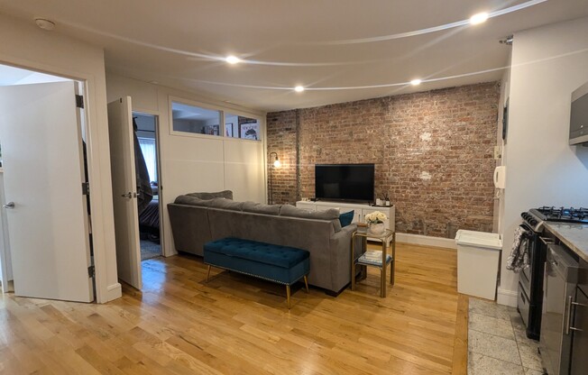 2 beds, 1 bath, $5,650, Unit 2A