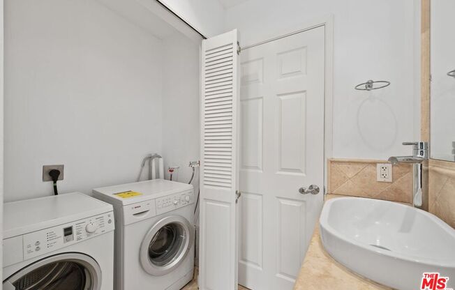 2 beds, 2 baths, 1,019 sqft, $3,900, Unit 1002