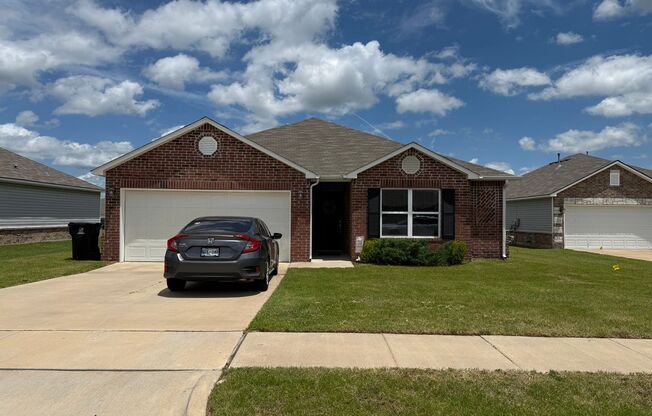 Charming 4 bedroom, 2 bath house located Broken Arrow.
