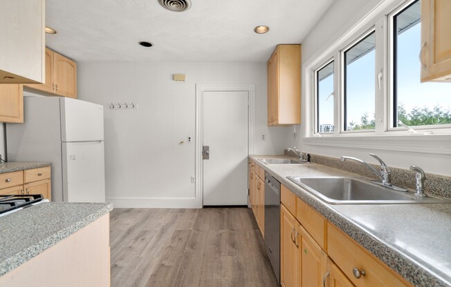 3 beds, 1.5 baths, 1,100 sqft, $3,150, Unit 38