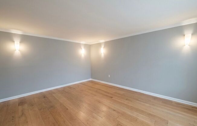 Beautiful 2BR/1BA with Large Private Patio, Parking & Shared Rooftop Deck in Marina