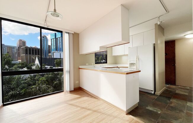 Downtown Living at Royal Queen Emma! 2 PARKING!!