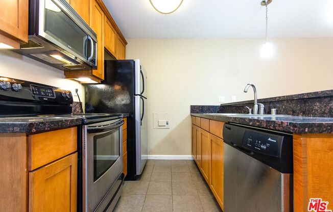 2 beds, 2 baths, 953 sqft, $4,300, Unit 561