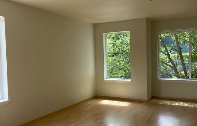 Very Cute Three Story Townhouse in West Seattle with attached Garage!