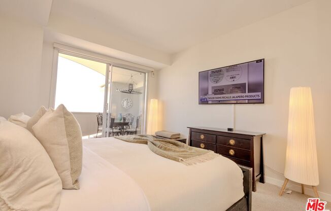 1 bed, 2 baths, 966 sqft, $5,700, Unit 901
