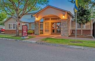 Courtside Apartments