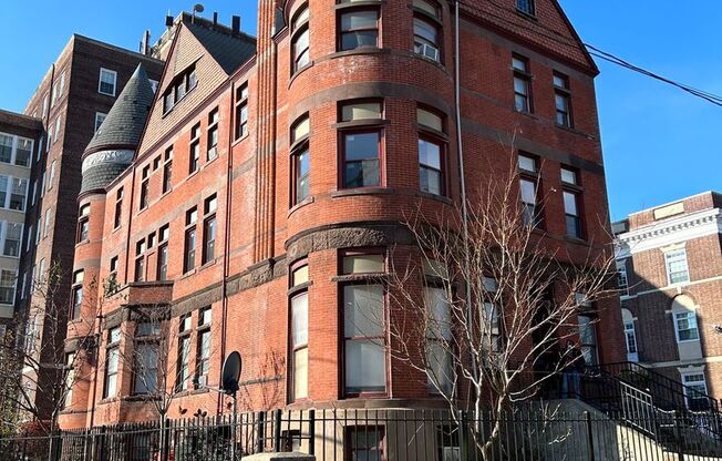 2 beds, 1 bath, $1,400, Unit 836 N Preston St - D