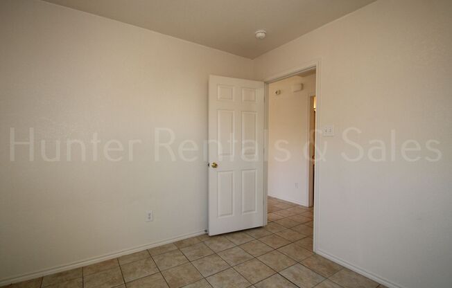 3 beds, 2 baths, $1,150, Unit Unit B