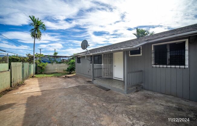 $2,000 /  2 Bed/ 1 Bath Spacious Duplex Centrally Located in Pearl City (Waiawa)