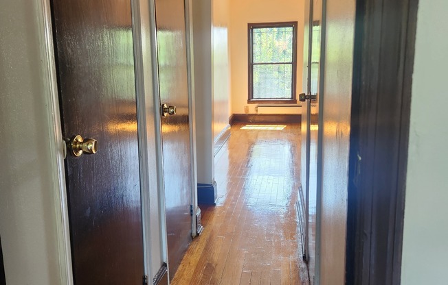 2 beds, 1 bath, $2,950, Unit 4