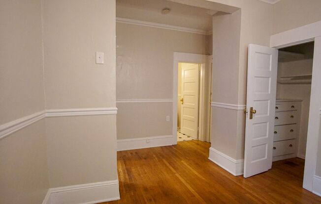 Adorable Studio w/Hardwoods, Built-ins & Walk-in Closet!