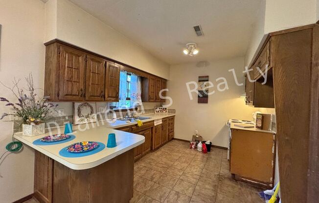 Cute 2 Bedroom Home with a Country Setting! Willard Schools!