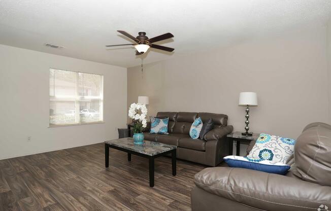 3 beds, 2 baths, 1,096 sqft, $1,550