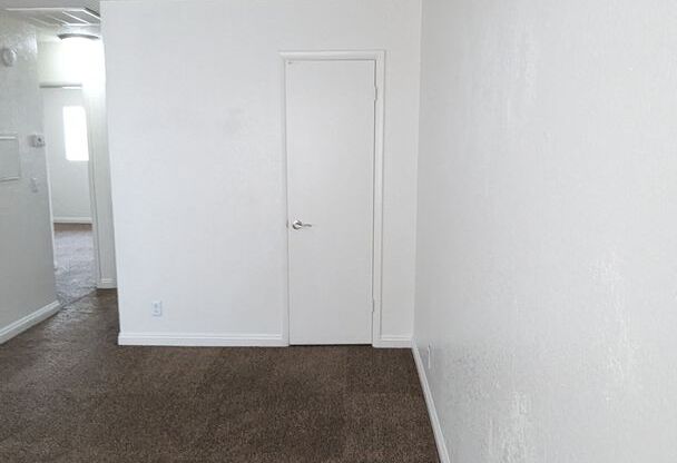 2 beds, 1 bath, $900, Unit D