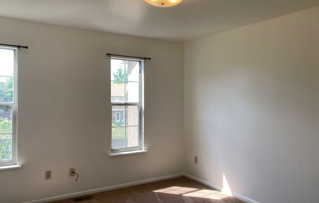 Great, affordable 2BR in Lafayette. Back patio, W/D connections! (SirG)