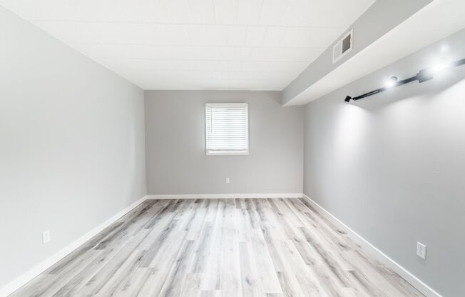 2 beds, 1 bath, 917 sqft, $1,695, Unit 403