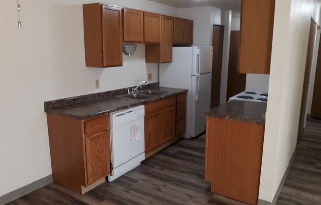 2 beds, 1 bath, 765 sqft, $760, Unit 06