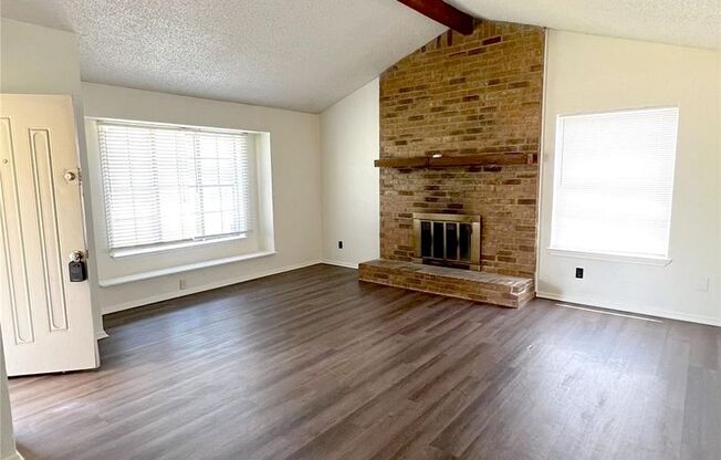 Charming 2BR/2BA Home with Easy Highway Access in NRH