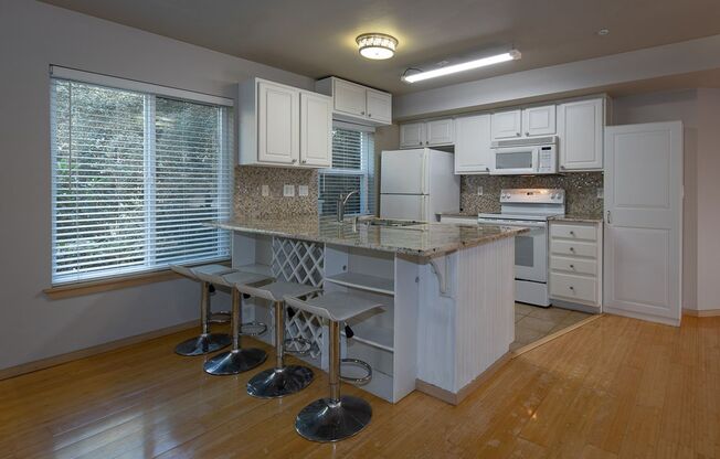Fabulous Lakemont 2 Bed Condo for Lease!