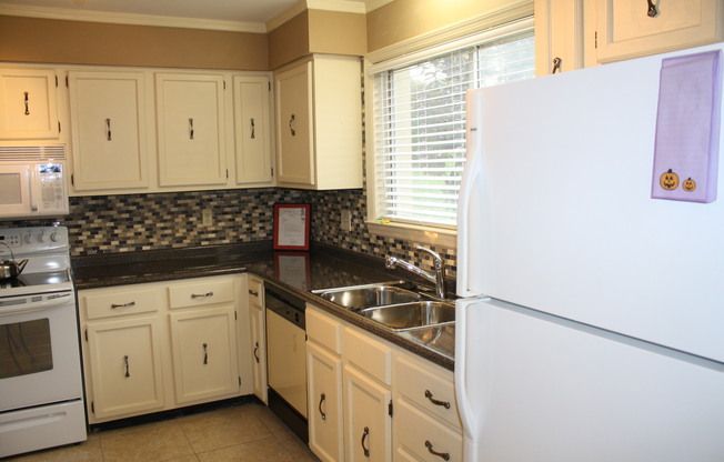 2 beds, 2 baths, $1,900, Unit #90