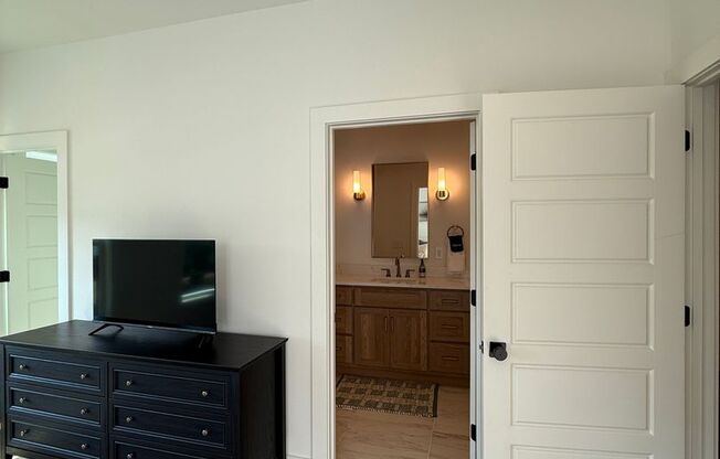 Awesome New Construction 5BR House Close to Campus