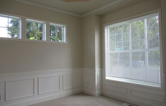 Three bedroom+den, 2.5 bath home on corner lot in Renton Highlands