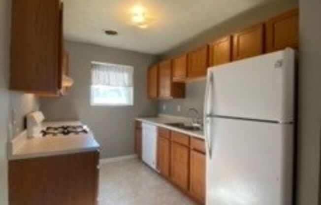 3 beds, 1 bath, $1,195, Unit Apt C