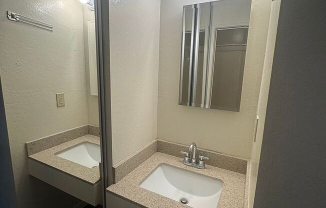 Beautiful studio apartment in a well-maintained building on Solano Ave