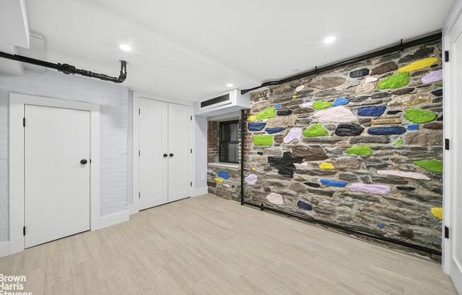 426 W 45 ST