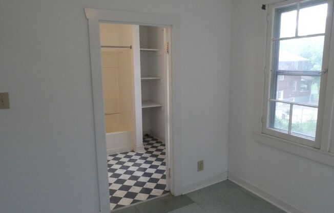 2 beds, 1 bath, $840, Unit Apt 101