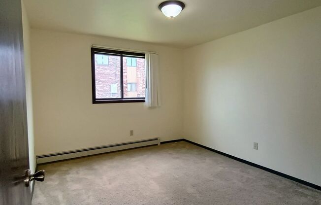2 beds, 1 bath, 794 sqft, $1,139, Unit 1687-12