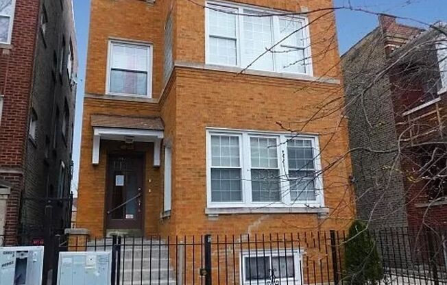 4923 N Albany Ave