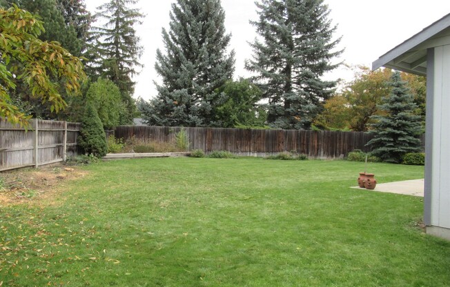 3 Bed on Cul-de-sac with Great Backyard and Lawn Service!