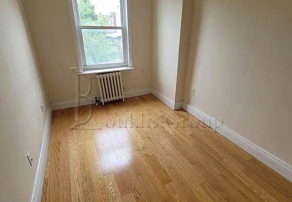 3 beds, 1 bath, $3,150, Unit 2