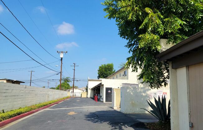 STUNNING APARTMENT! GREAT LOCATION! POOL PROPERTY