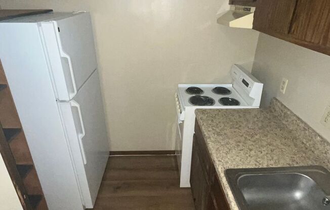 Studio, 1 bath, 288 sqft, $550, Unit 37