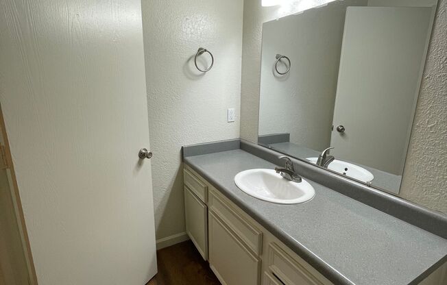 2 beds, 1 bath, 993 sqft, $1,595, Unit 13-18