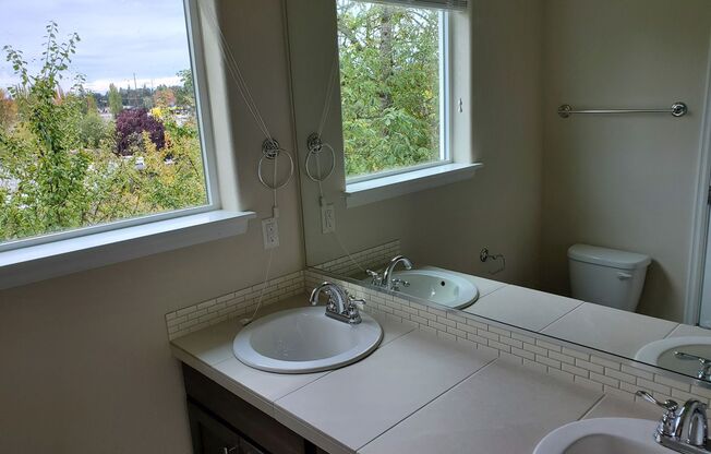 Great Community, Quiet Living Across from park Apply today!