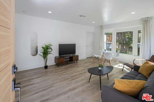 1 bed, 1 bath, 700 sqft, $3,400