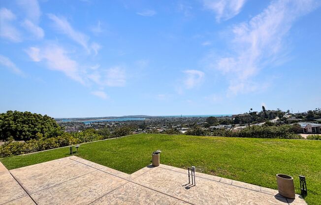 Gorgeous 3BD/2BA House in Pacific Beach W/ Central A/C, W/D, Bay Views, and Waterfall Jacuzzi!