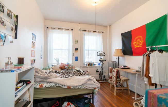 3 beds, 1 bath, $3,200, Unit Unit #9