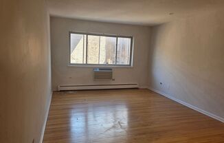 1055 W CATALPA