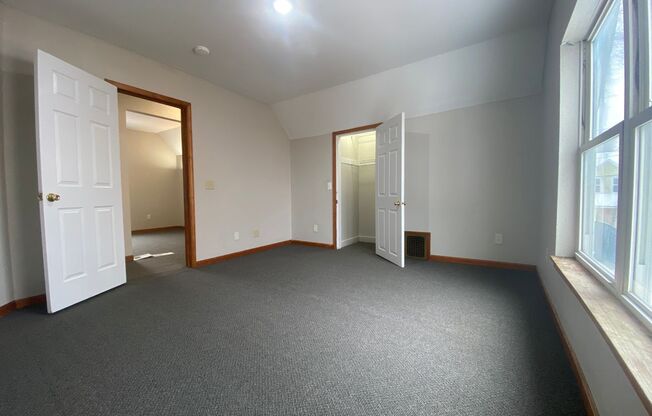 2 beds, 1 bath, $990, Unit UNIT 2