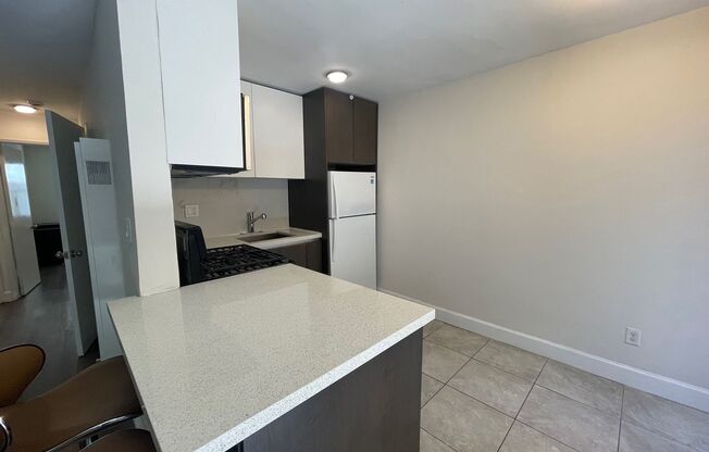 2 beds, 1 bath, $2,610, Unit 4