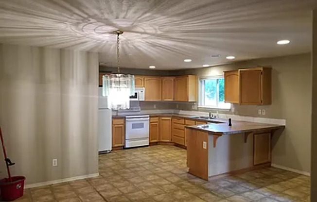 Spacious Single Level Home for Lease - 5509 NE 30th Ave