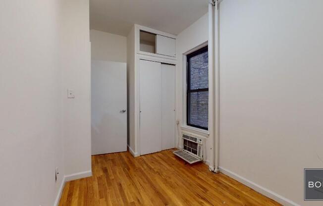 3 beds, 1 bath, $4,575, Unit 2R