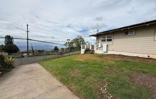 Unfurnished 2 bed/1 bath Kula Cottage with fully fenced yard