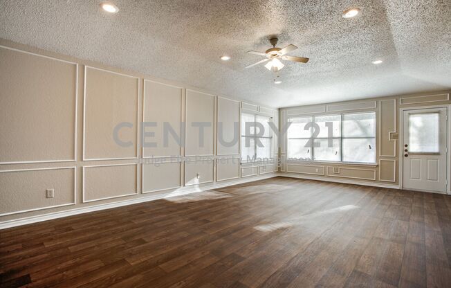 Beautifully Maintained 3/2/2 in Garland For Rent!