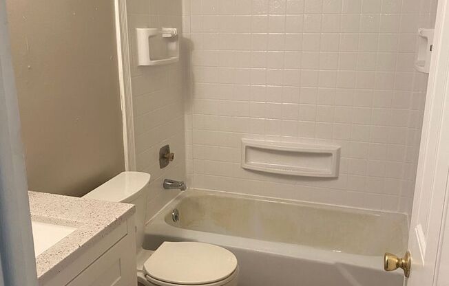 2 beds, 1 bath, $1,075, Unit 1B